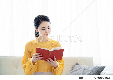 本を読む女性 本を読む女性 57665408
