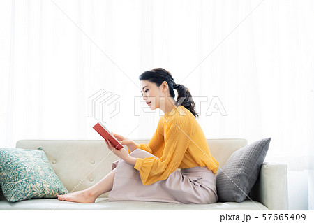 本を読む女性 本を読む女性 57665409