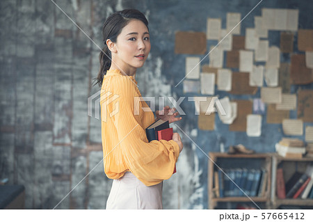 本を持つ女性 本を持つ女性 57665412