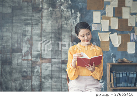 本を読む女性 本を読む女性 57665416
