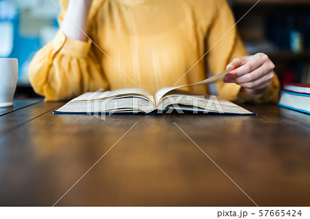本を読む女性 本を読む女性 57665424