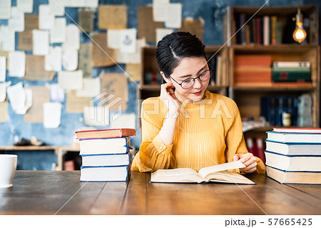 本を読む女性 57665425