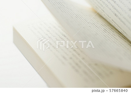 めくられる本 57665840