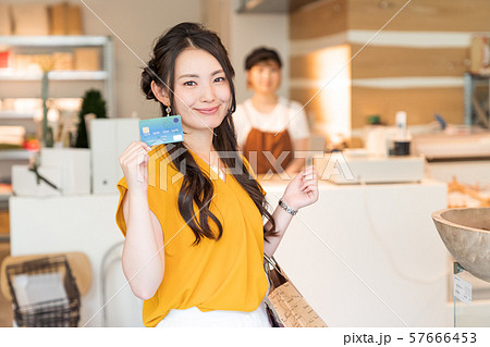 若い女性、ショッピング、レジ、カード 57666453