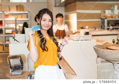 若い女性、ショッピング、レジ、カード 57666454