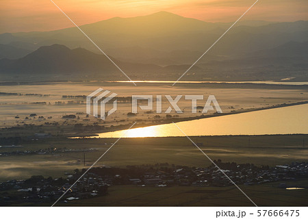 朝日と雲海 57666475