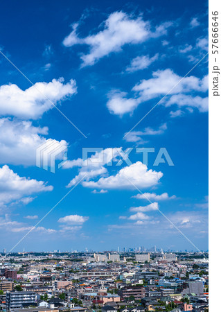《神奈川県》空と住宅街の風景 57666646