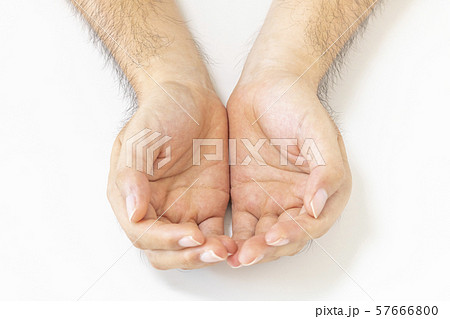 男性の両手ですくうポーズの写真素材