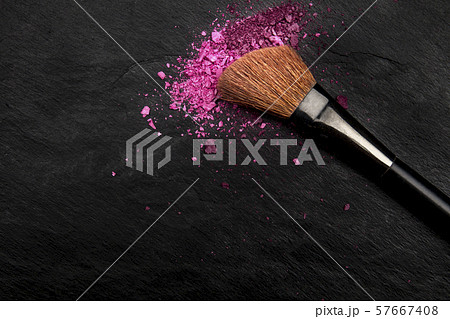 Make-up brush with vibrant crushed cosmetics Make-up brush with vibrant crushed cosmetics 57667408
