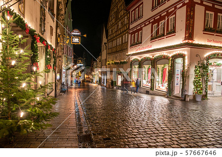 ドイツ　ローテンブルクの町並み 夜景 57667646