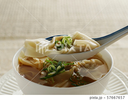 持ち上げるワンタン 57667657