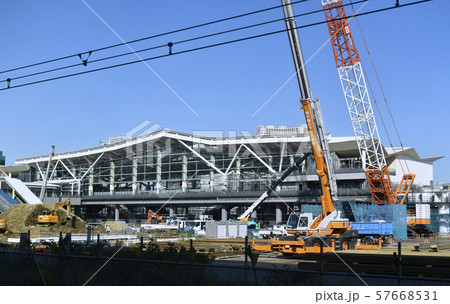 日本の東京都市景観　山手線・京浜東北線の田町ー品川駅間に建設中の高輪ゲートウェイ駅などを望む 57668531