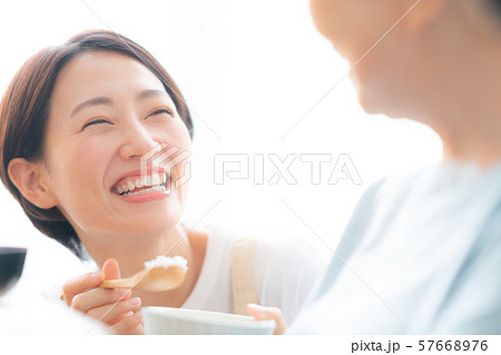 二人 2人 食事 介護 在宅 ライフスタイル 老人 老後 インテリア デザイン 部屋 白 自然光 二人 2人 食事 介護 在宅 ライフスタイル 老人 老後 インテリア デザイン 部屋 白 自然光 57668976