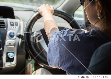 若い女性の運転の写真素材