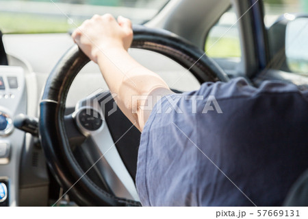 若い女性の運転 若い女性の運転 57669131