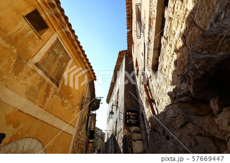 エズ村の石造りの建物 57669447