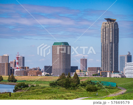青空の荒川の堤防と川口市の高層マンション 青空の荒川の堤防と川口市の高層マンション 57669579