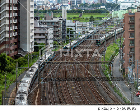 川口駅方面から赤羽方面の鉄道風景 京浜東北線と湘南新宿ラインの写真素材