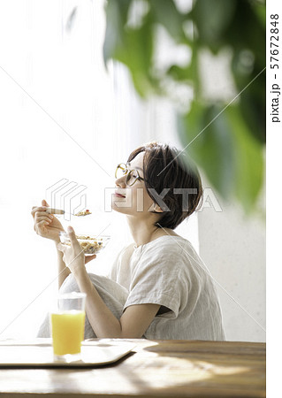 若い女性　朝食 57672848