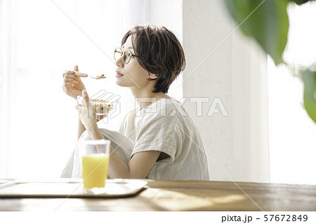 若い女性　朝食 57672849