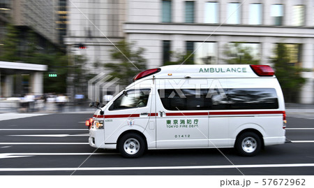 日本の東京都市景観  東京・丸の内の日本生命ビル前（東京駅前）をサイレンを鳴らしながら走る救急車 57672962