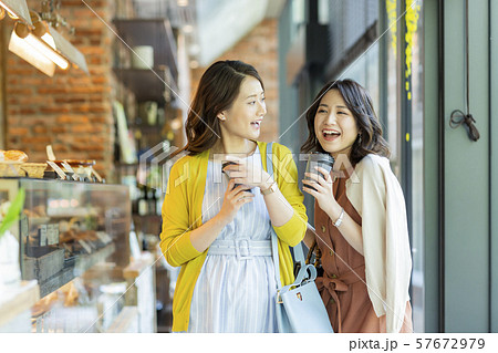 若い女性 カフェ 57672979