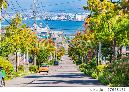 北海道函館 元町の坂のある風景 [常盤坂] 57673171