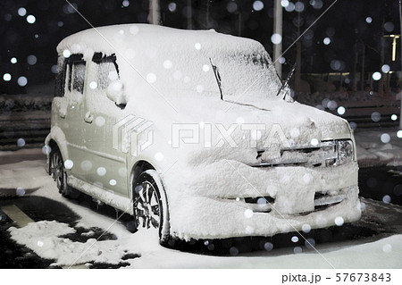 【冬イメージ】大雪で雪に覆われた車 57673843