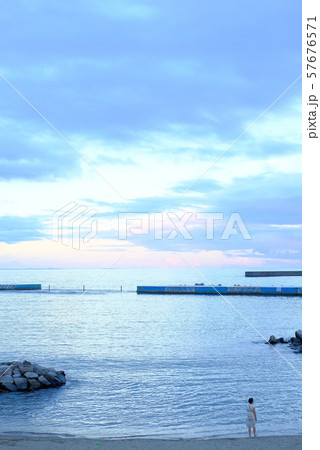 海辺に佇む女性 57676571