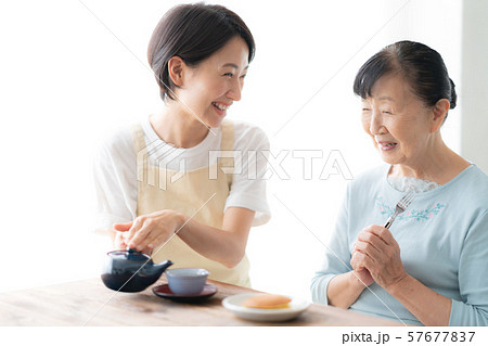二人 2人 食事 介護 在宅 ライフスタイル 老人 老後 インテリア デザイン 部屋 白 自然光 二人 2人 食事 介護 在宅 ライフスタイル 老人 老後 インテリア デザイン 部屋 白 自然光 57677837
