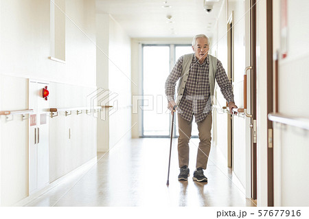 シニア男性 手すり 57677916