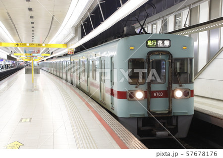 西鉄福岡（天神）駅に停車中の西鉄6000形 57678176