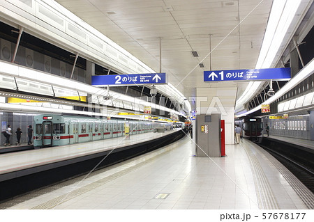 西鉄福岡(天神)駅に停車中の西鉄電車 西鉄福岡(天神)駅に停車中の西鉄電車 57678177
