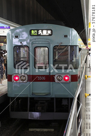 西鉄福岡（天神）駅に停車中の西鉄5000形 57678181