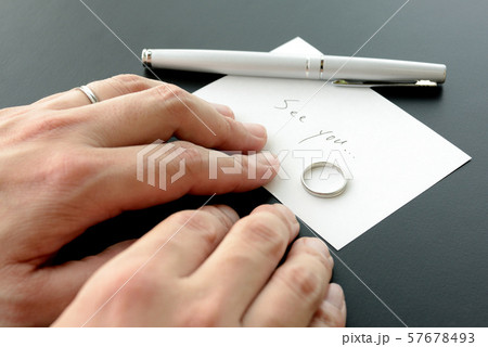 離婚イメージ―別れのメッセージと指輪 離婚イメージ―別れのメッセージと指輪 57678493