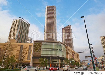 川崎市中原区の綱島街道から(北に向かって)新丸子東3丁目交差点方面を見る 57678657