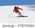 女性スキーヤー 57679364