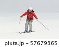 女性スキーヤー 57679365