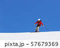 女性スキーヤー 57679369