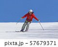 女性スキーヤー 57679371
