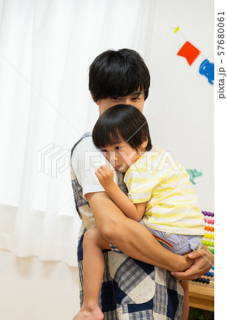 保育士と園児 57680061