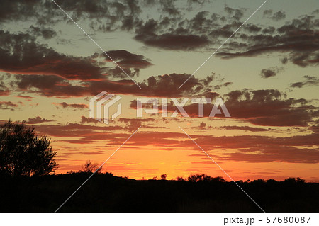 オーストラリア エアーズロック ウルル 夕日の景色の写真素材