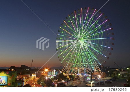 名古屋港シートレインランド 大観覧車 ライトアップの写真素材 名古屋港シートレインランド 大観覧車 ライトアップの写真素材