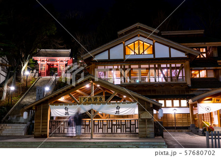 夜の草津温泉 57680702