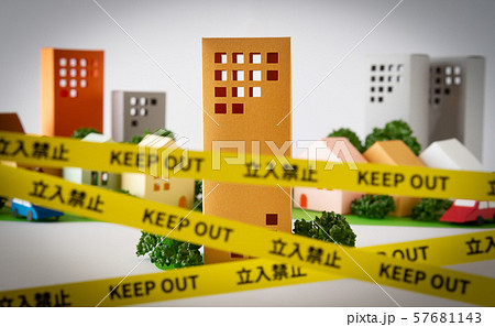 規制線　立入禁止　事件現場　事故物件　境界線　犯罪　不動産　近隣トラブル　テープ　KEEP OUT 57681143