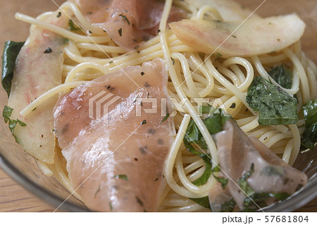 桃と生ハムと大葉の冷製パスタ 桃と生ハムと大葉の冷製パスタ 57681804