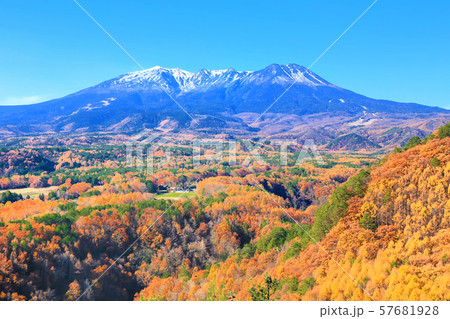 開田高原の紅葉と御嶽山 開田高原の紅葉と御嶽山 57681928
