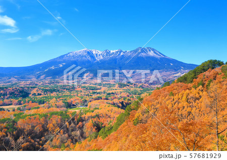 開田高原の紅葉と御嶽山 開田高原の紅葉と御嶽山 57681929