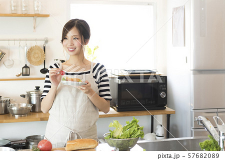 サンドイッチを作る女性 57682089