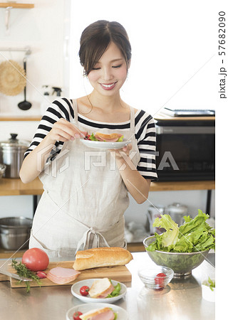 サンドイッチを作る女性 57682090